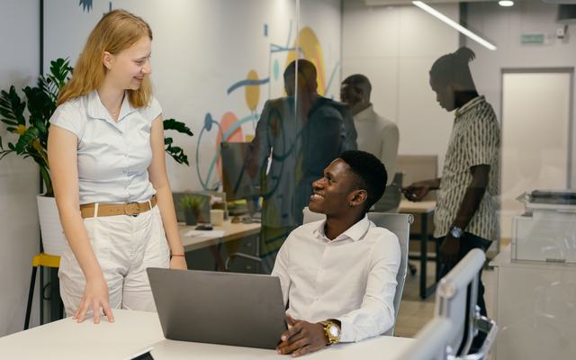 Colleagues collaborating on a Microsoft 365 deployment